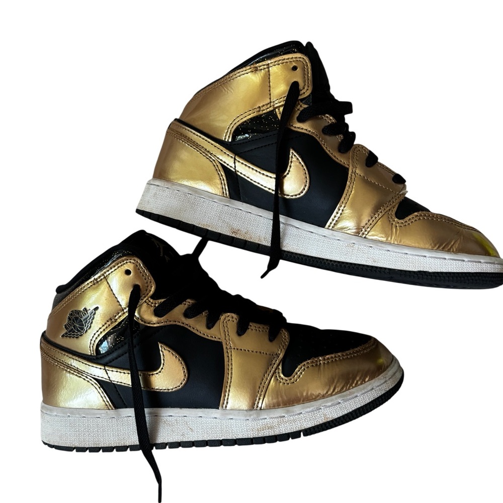 Jordan 1 mid gold / black youth size 5.5 youth (7 women’s)